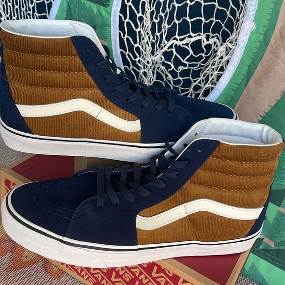 Vans WMNS Sk8-Hi
Mini Cord Blue/Brown
VN0007NS0BO
Sneakers
UNISEX CORDUROY - Picture 10 of 16